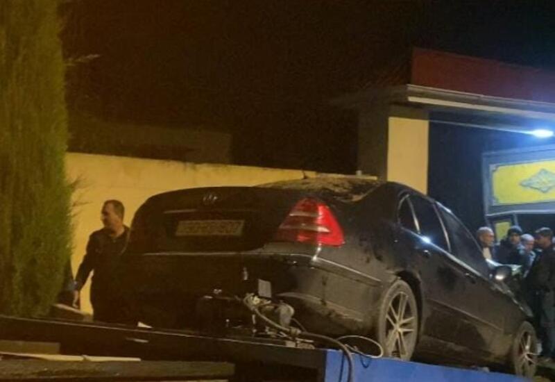 В Агджебеди автомобиль врезался в железные ворота