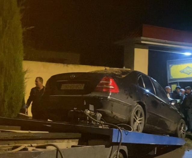 В Агджебеди автомобиль врезался в железные ворота