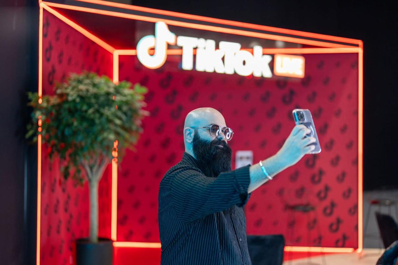 Азербайджанская делегация принимает участие в саммите медиа и контент-индустрии в Абу-Даби