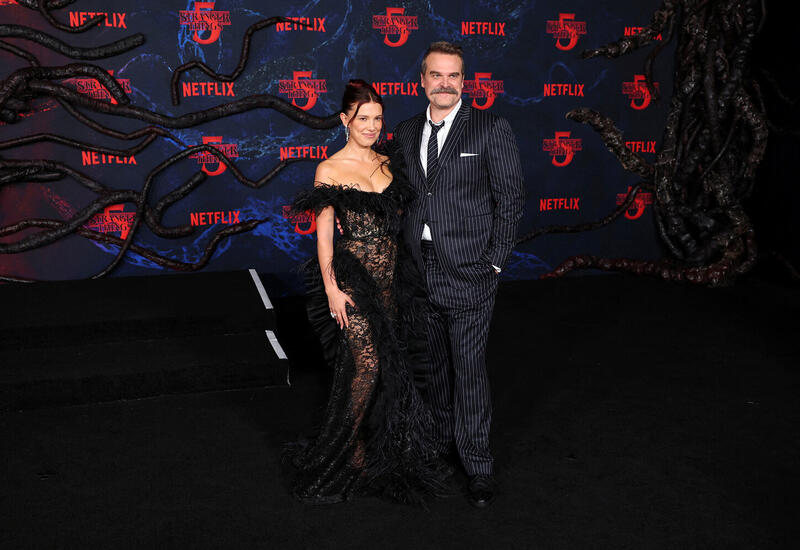 Звезду «Очень странных дел» засняли с мужем на прогулке с дочерью