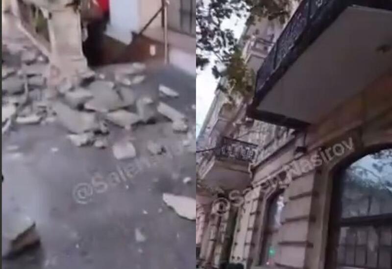 В центре Баку обрушилась часть балкона