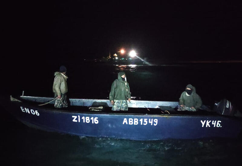 Спасены трое рыбаков, оставшихся в беспомощном положении в Каспийском море