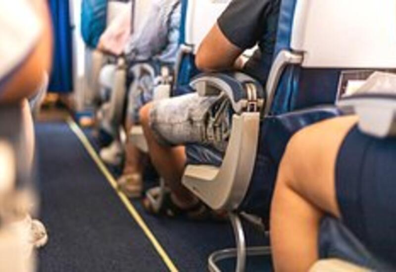 Названа неуместная на борту самолета одежда и обувь