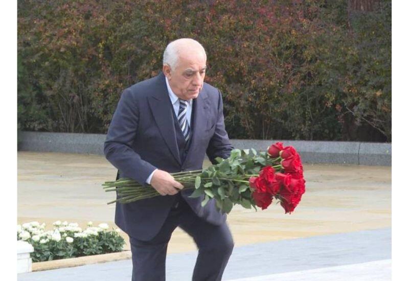 Али Асадов посетил могилу великого лидера Гейдара Алиева