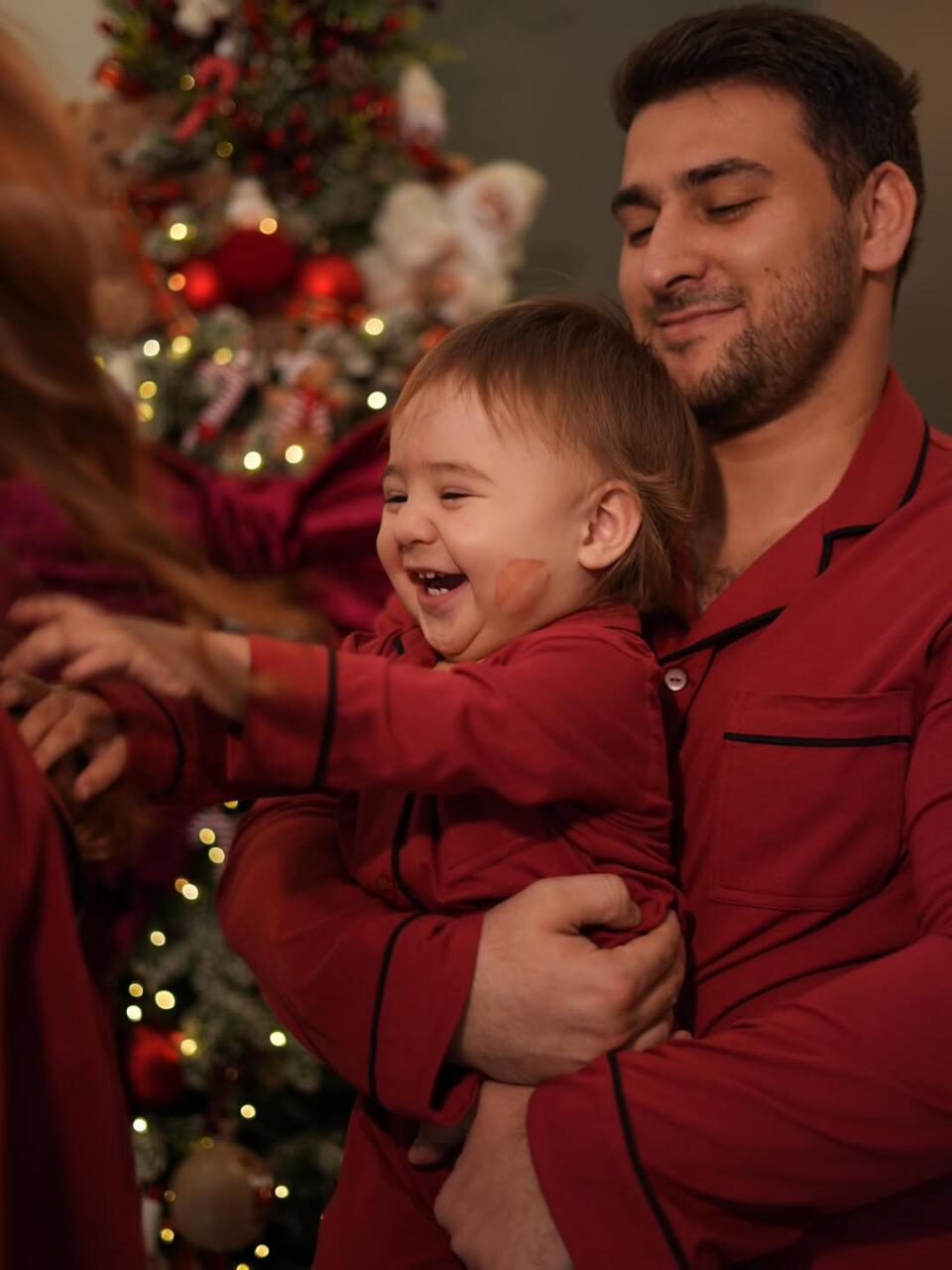 Блогер Хаджар Хейдари снялась с семьей в новогодней фотосессии