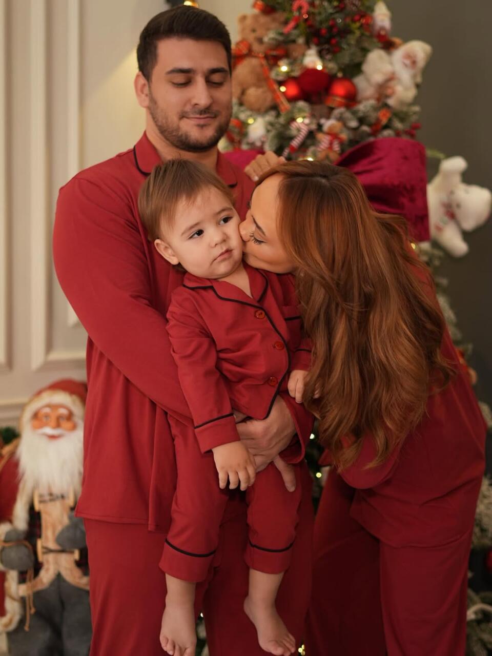Блогер Хаджар Хейдари снялась с семьей в новогодней фотосессии