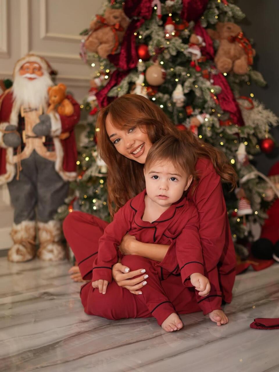 Блогер Хаджар Хейдари снялась с семьей в новогодней фотосессии