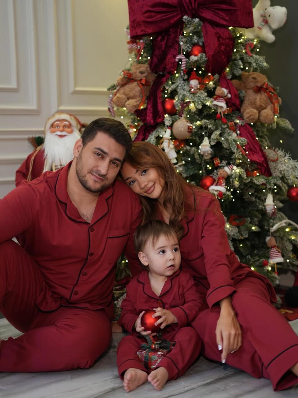 Блогер Хаджар Хейдари снялась с семьей в новогодней фотосессии