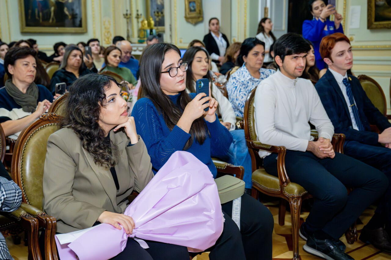 Азербайджанской музей в ауре классической музыки – душевный отдых среди картин