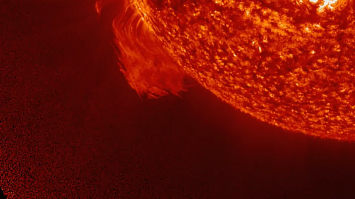 От Солнца оторвался крупный протуберанец
