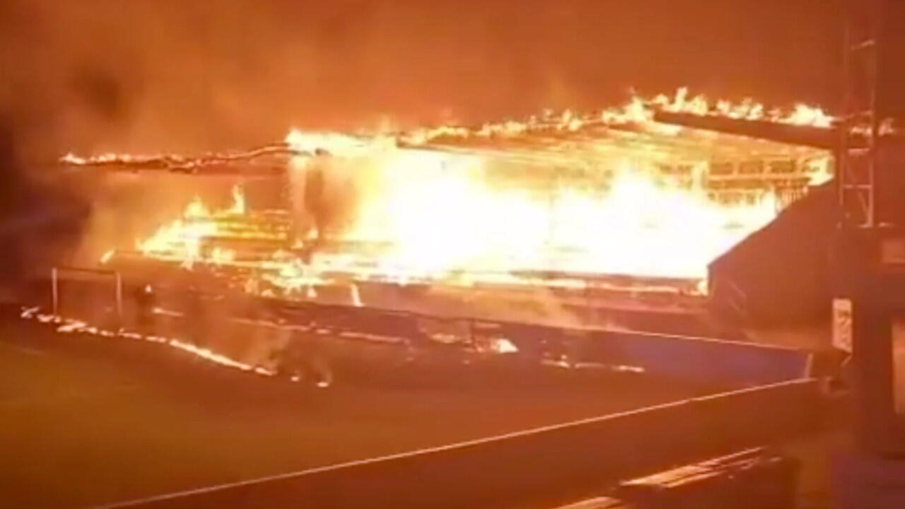 Болельщики подожгли стадион после вылета клуба в низшую лигу
