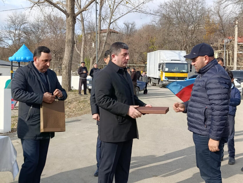 Прибывшей в агдеринское село Венгли очередной группе переселенцев вручены ключи от квартир