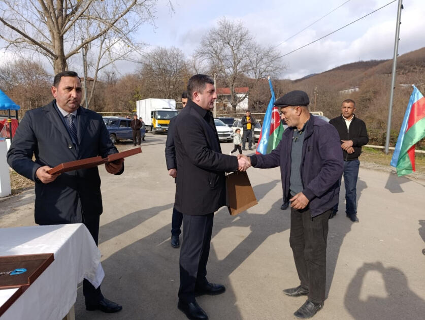 Прибывшей в агдеринское село Венгли очередной группе переселенцев вручены ключи от квартир