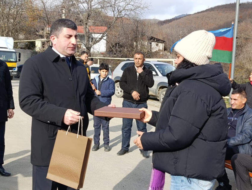Прибывшей в агдеринское село Венгли очередной группе переселенцев вручены ключи от квартир