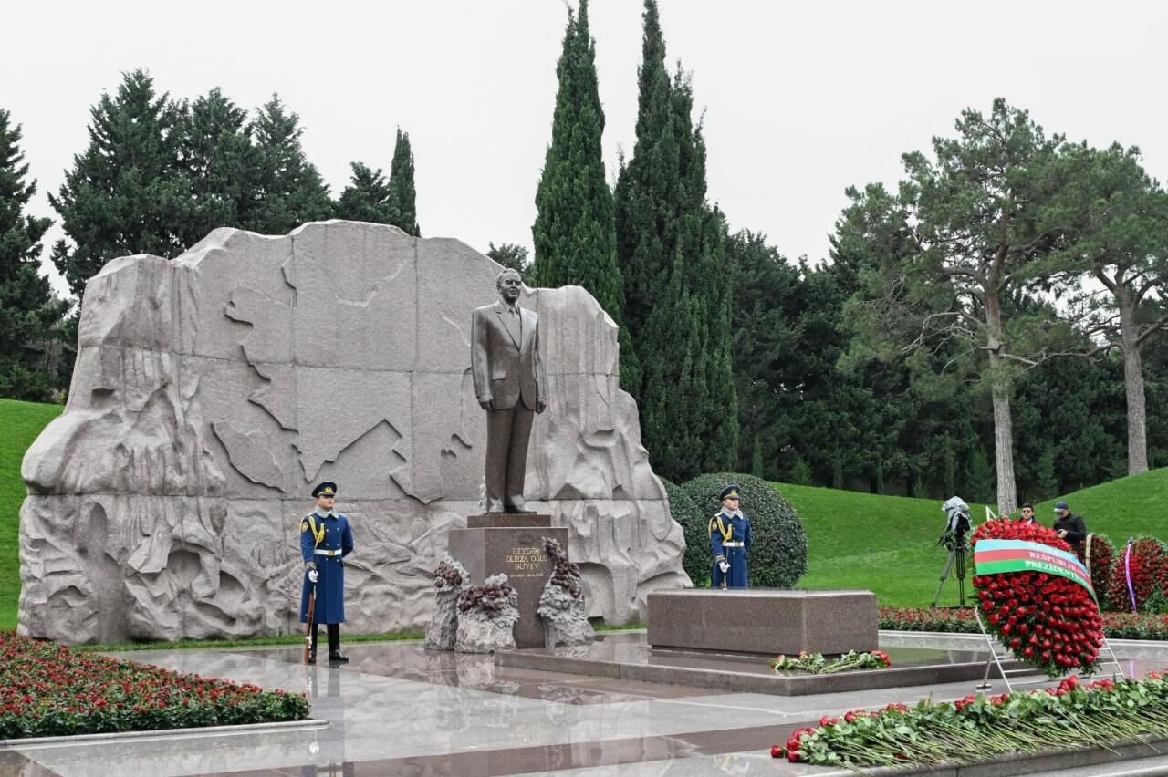 Сотрудники Минэкономики почтили память общенационального лидера Гейдара Алиева