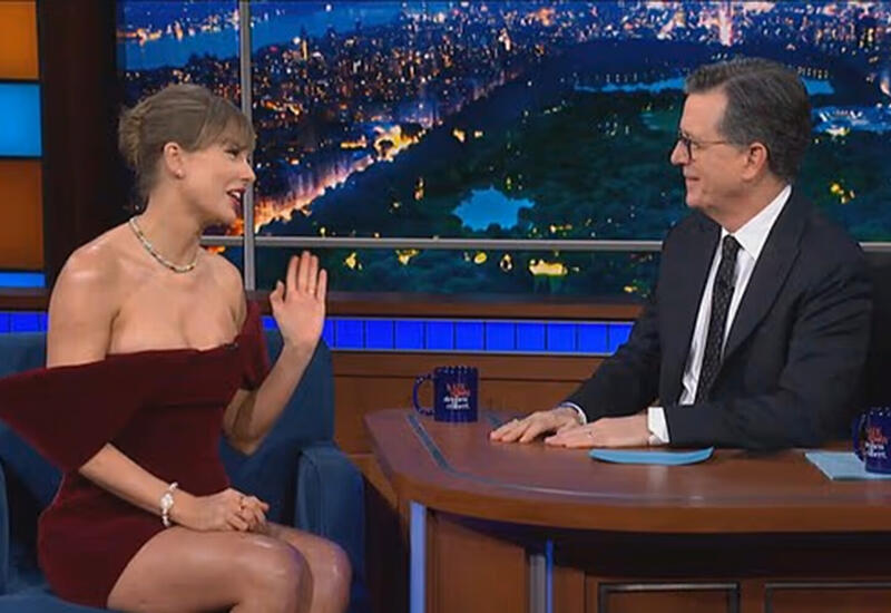 Тейлор Свифт вышла на публику в бархатном мини-платье