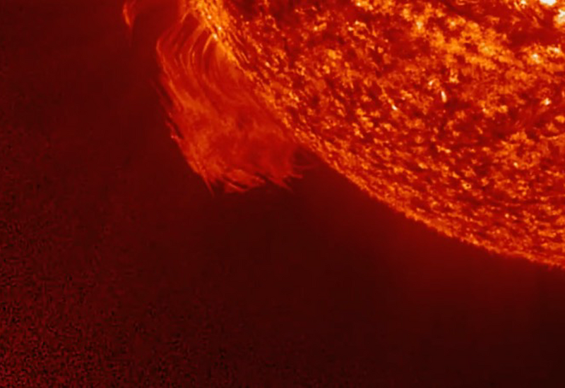 От Солнца оторвался крупный протуберанец
