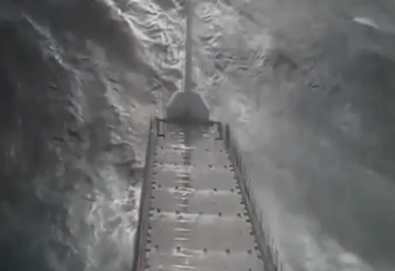 Грузовой танкер попал в сильнейший шторм