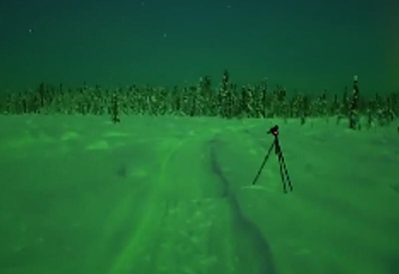 Северное сияние окрасило все вокруг в зеленый цвет