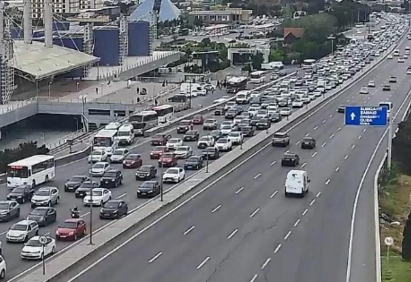 Sürücülərin NƏZƏRİNƏ: Paytaxtın bir sıra yollarında tıxac var