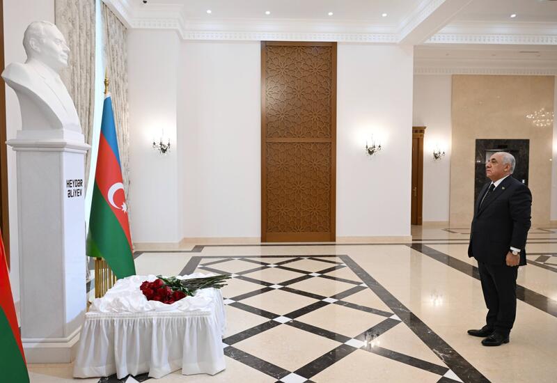 Baş nazir Əli Əsədov Türkmənistanda Ümummilli Lider Heydər Əliyevin xatirəsini yad edib