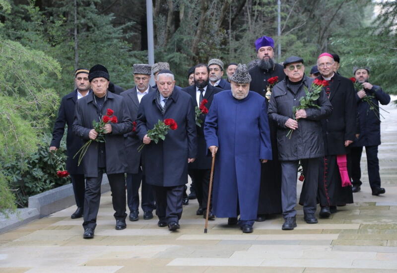 Лидеры религиозных конфессий Азербайджана посетили могилу великого лидера Гейдара Алиева