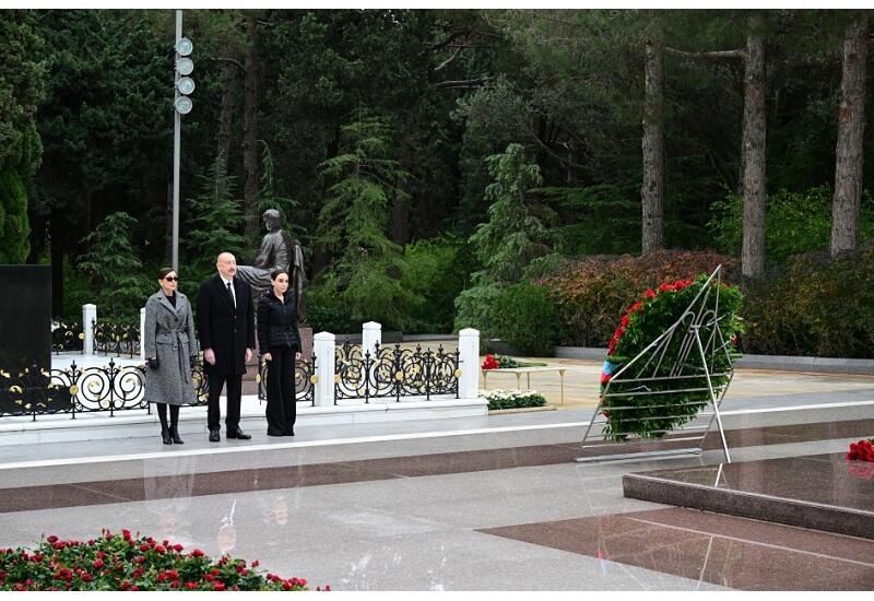 Президент Ильхам Алиев и Первая леди Мехрибан Алиева посетили могилу общенационального лидера Гейдара Алиева