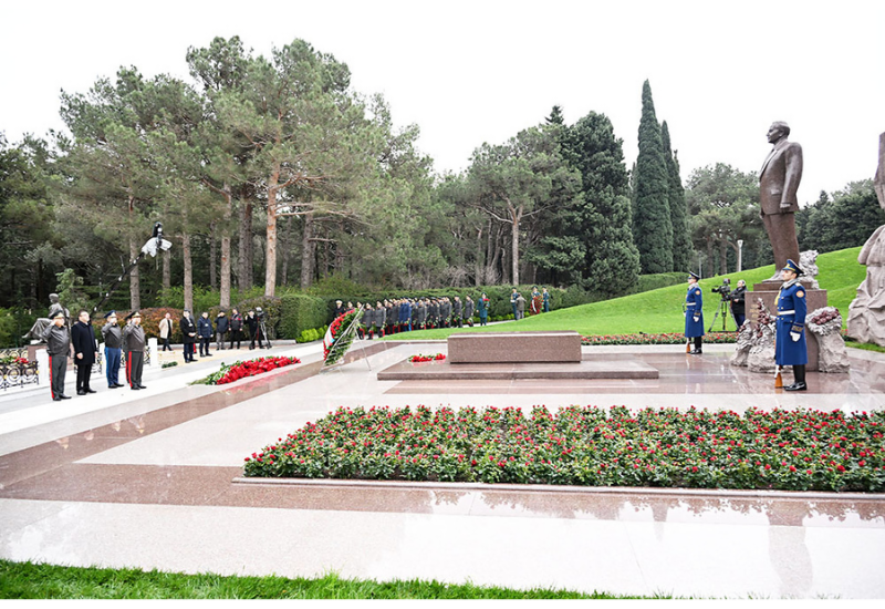 Руководство Минобороны Азербайджана посетило могилу общенационального лидера