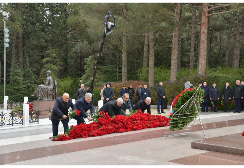 Коллектив Милли Меджлиса почтил память великого лидера Гейдара Алиева в Аллее почетного захоронения