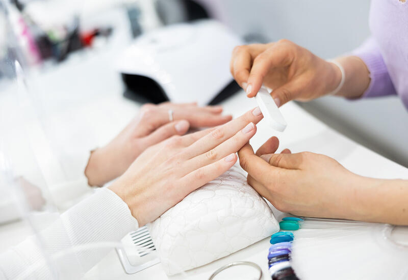 Врач предупредила об опасности маникюра для репродуктивного здоровья