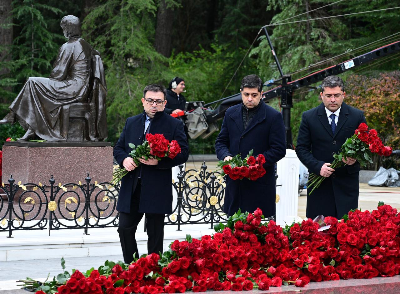 MEDİA və Audiovizual Şura nümayəndələri Ümummilli Lider Heydər Əliyevin məzarını ziyarət ediblər