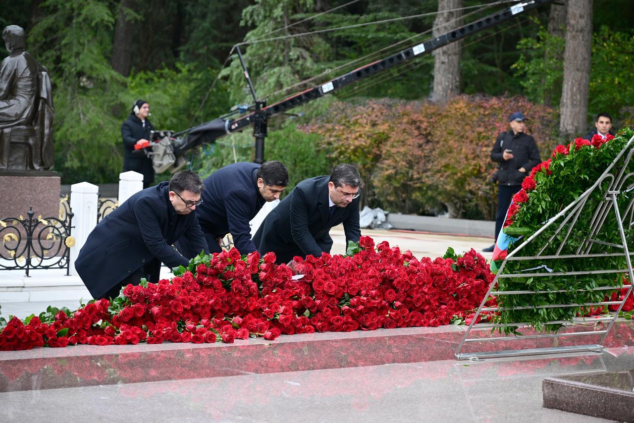 MEDİA və Audiovizual Şura nümayəndələri Ümummilli Lider Heydər Əliyevin məzarını ziyarət ediblər