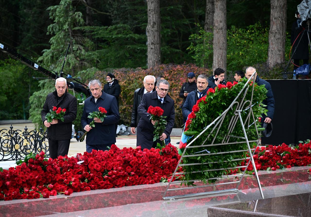 MEDİA və Audiovizual Şura nümayəndələri Ümummilli Lider Heydər Əliyevin məzarını ziyarət ediblər