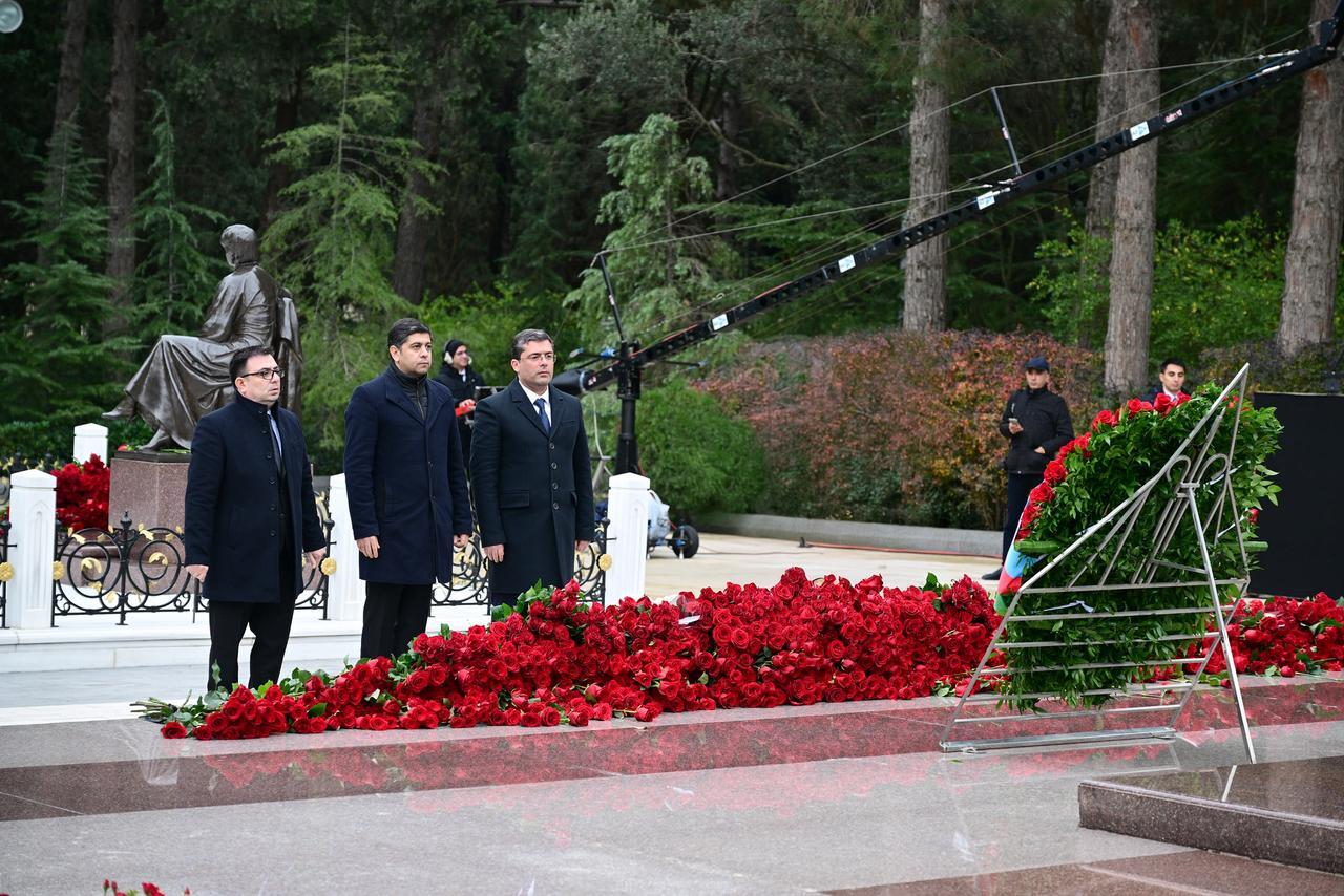 MEDİA və Audiovizual Şura nümayəndələri Ümummilli Lider Heydər Əliyevin məzarını ziyarət ediblər