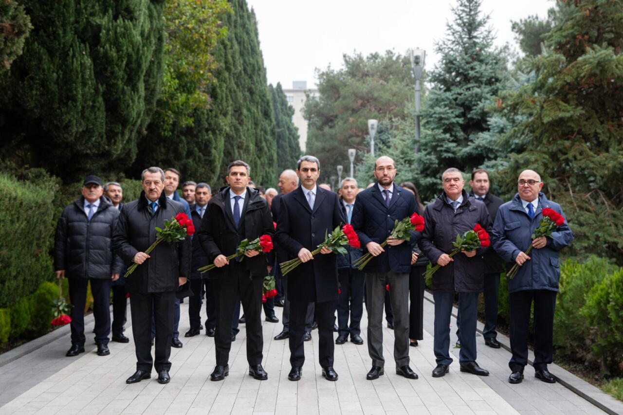 Коллектив АЖД посетил могилу общенационального лидера Гейдара Алиева