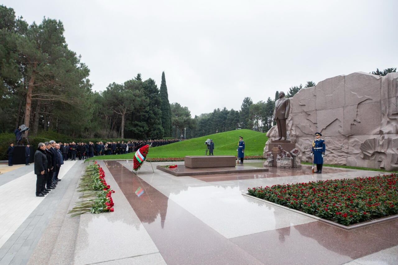 Коллектив АЖД посетил могилу общенационального лидера Гейдара Алиева