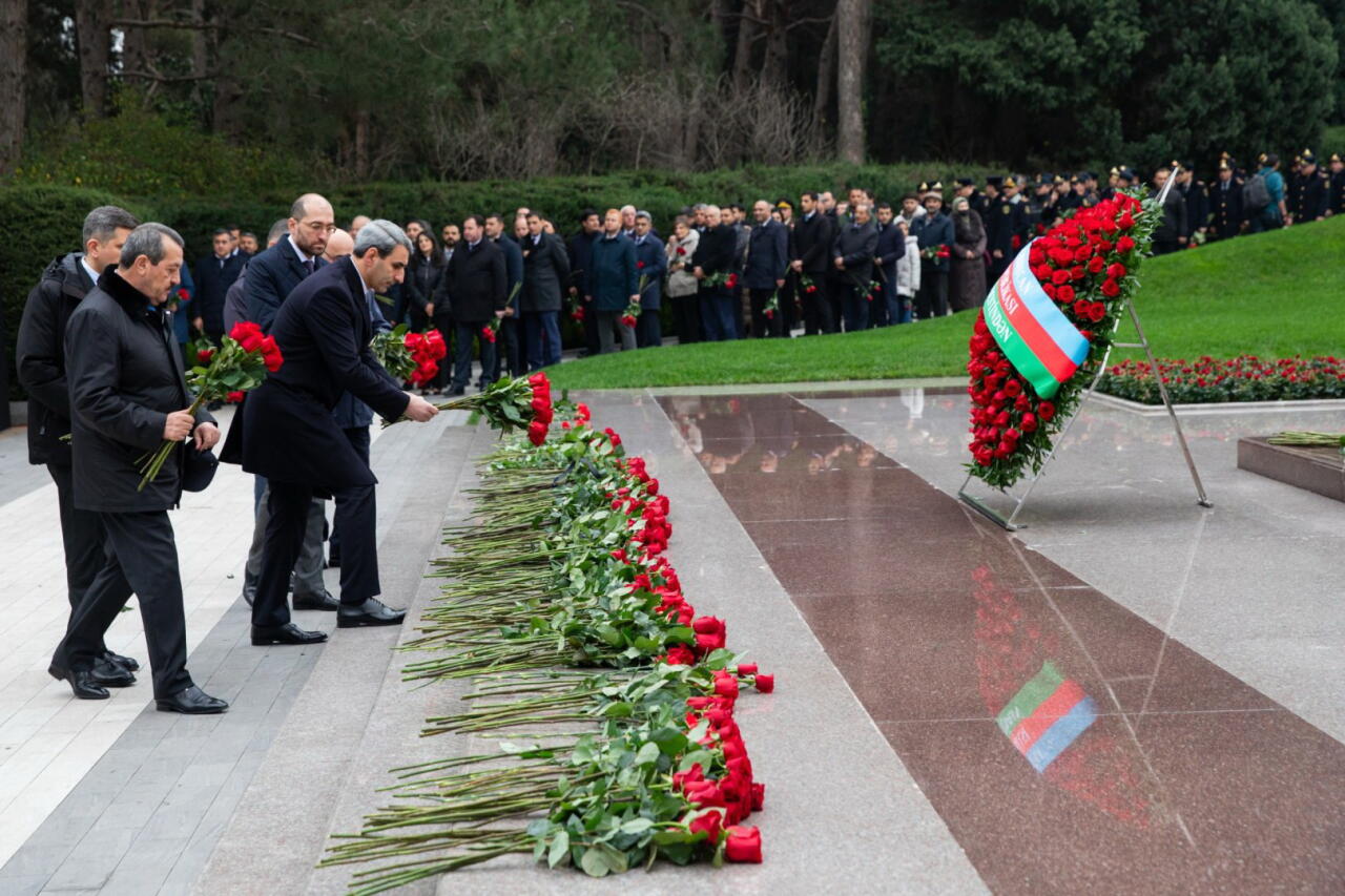 Коллектив АЖД посетил могилу общенационального лидера Гейдара Алиева