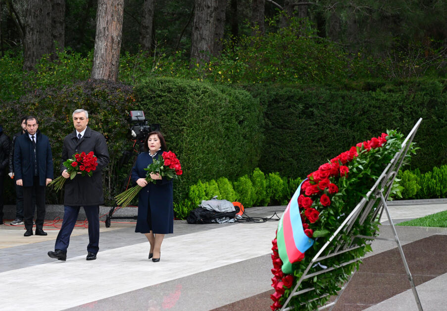 Официальные лица государства и правительства почтили память великого лидера Гейдара Алиева на Аллее почетного захоронения