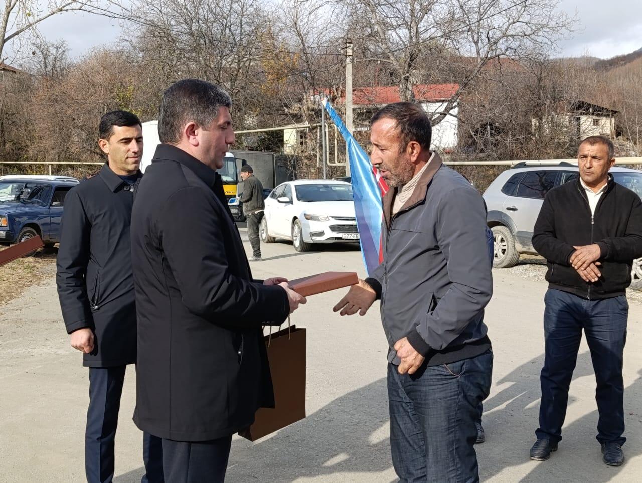 Növbəti köç karvanı Ağdərənin Vəngli və Həsənriz kəndlərinə çatıb