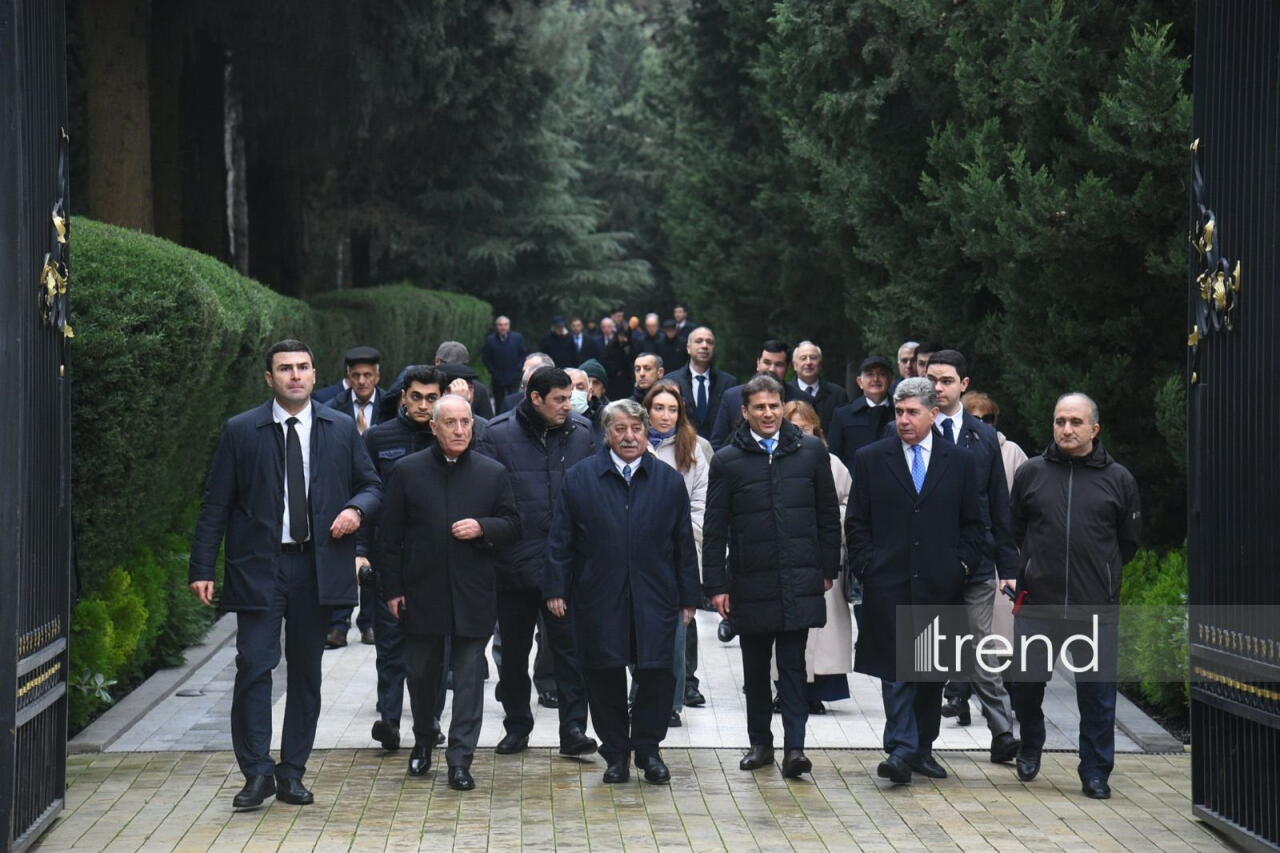 Официальные лица государства и правительства почтили память великого лидера Гейдара Алиева на Аллее почетного захоронения