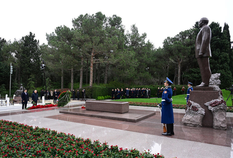 Официальные лица государства и правительства почтили память великого лидера Гейдара Алиева на Аллее почетного захоронения