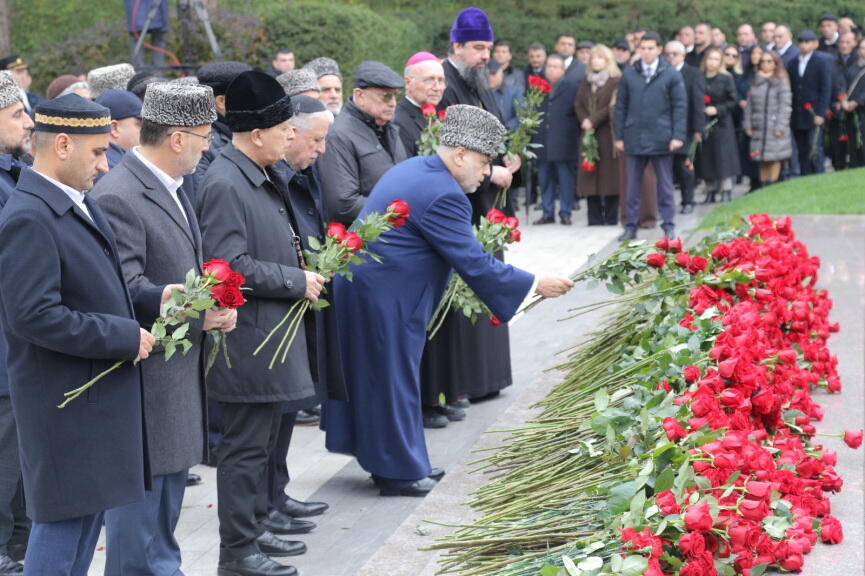 Лидеры религиозных конфессий Азербайджана посетили могилу великого лидера Гейдара Алиева