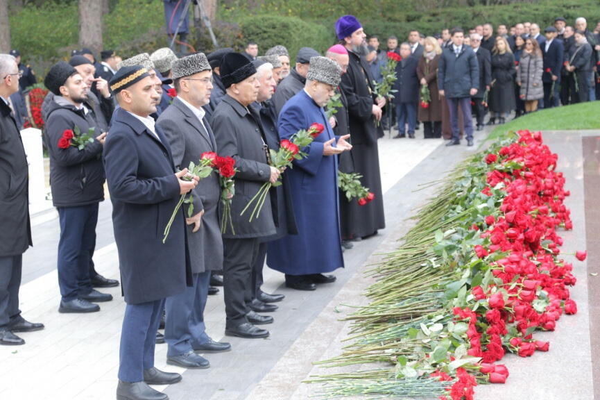 Лидеры религиозных конфессий Азербайджана посетили могилу великого лидера Гейдара Алиева
