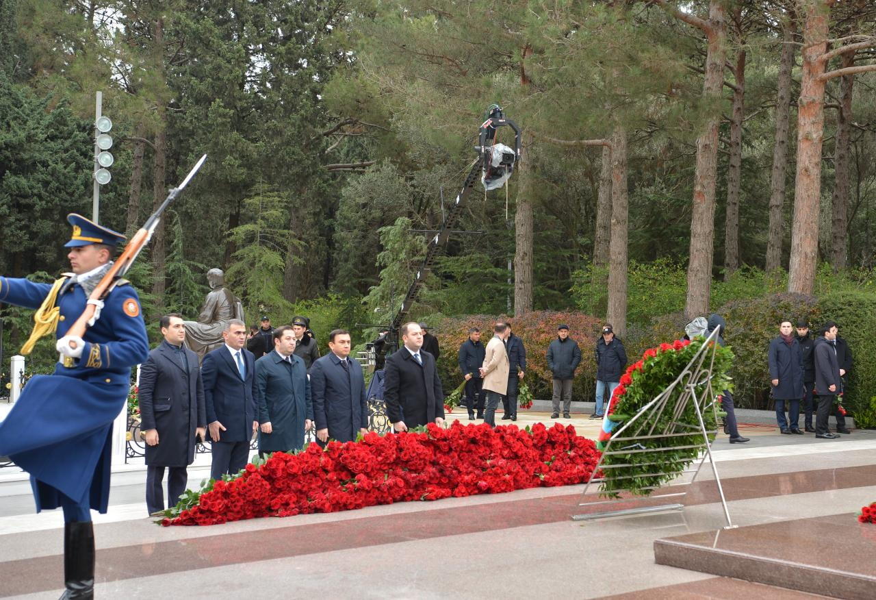 Коллектив Милли Меджлиса почтил память великого лидера Гейдара Алиева в Аллее почетного захоронения