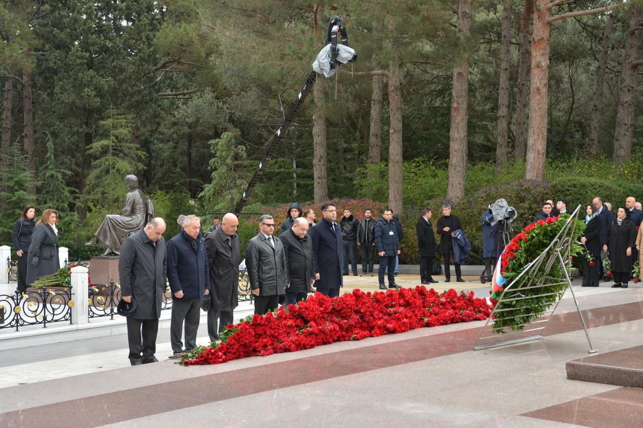 Коллектив Милли Меджлиса почтил память великого лидера Гейдара Алиева в Аллее почетного захоронения