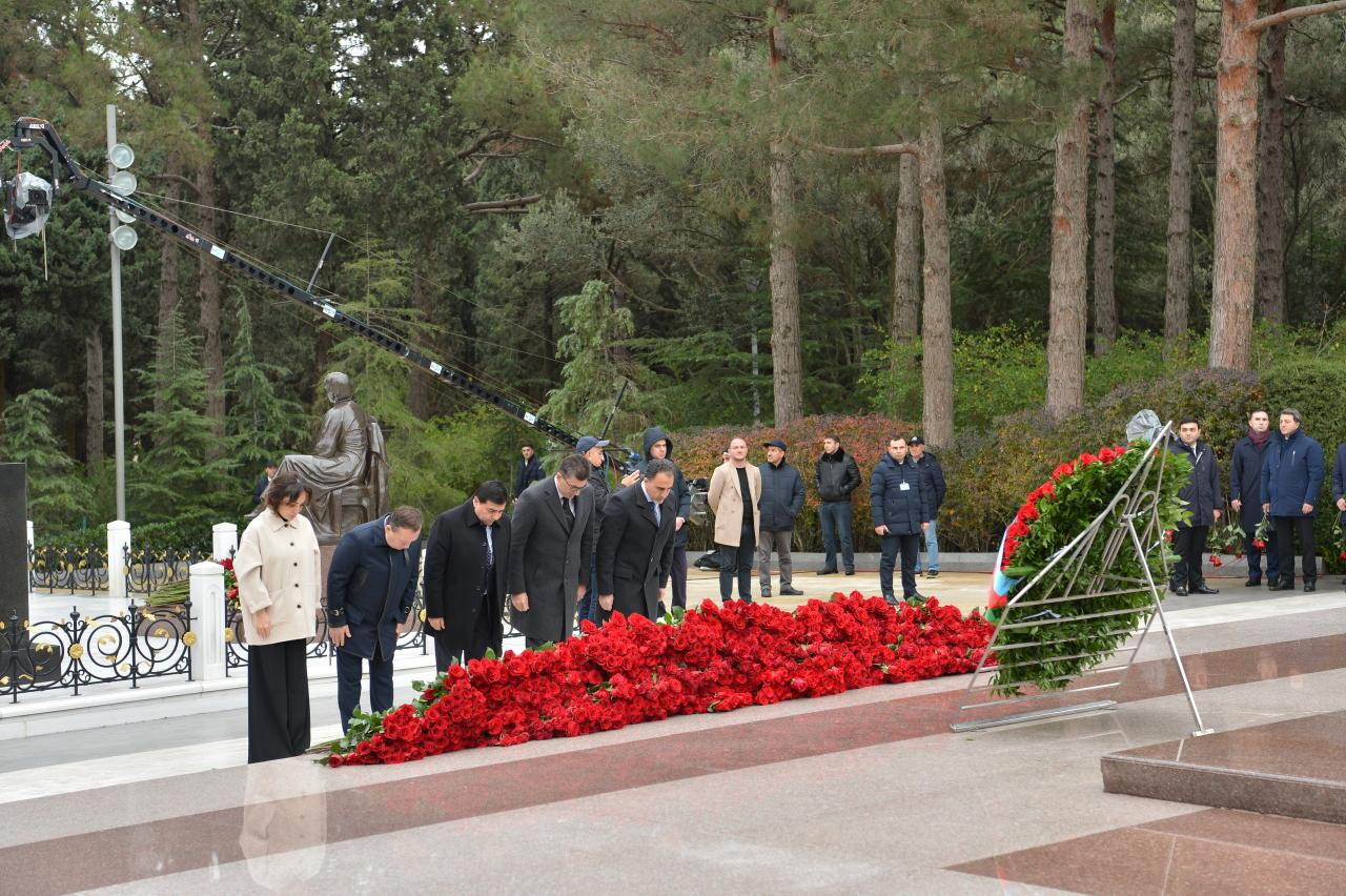 Коллектив Милли Меджлиса почтил память великого лидера Гейдара Алиева в Аллее почетного захоронения