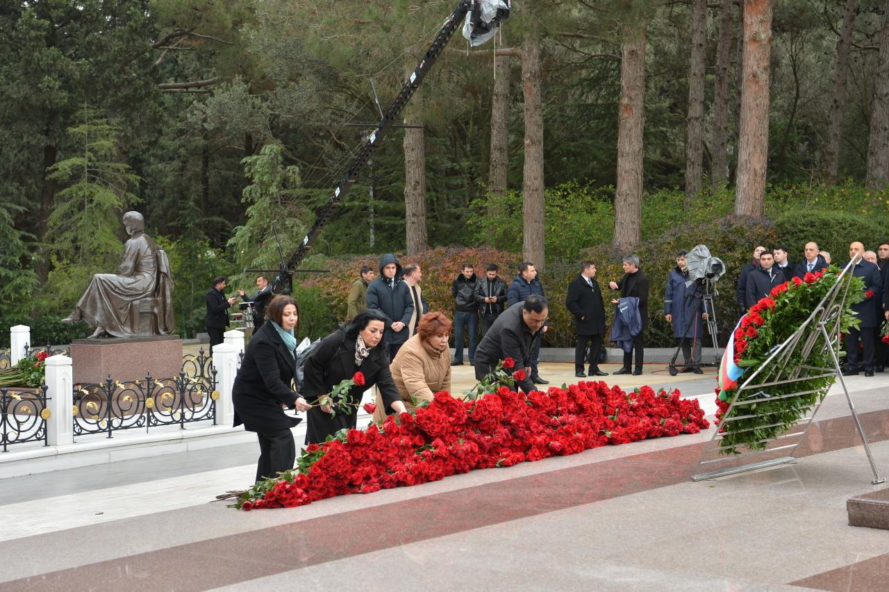 Коллектив Милли Меджлиса почтил память великого лидера Гейдара Алиева в Аллее почетного захоронения