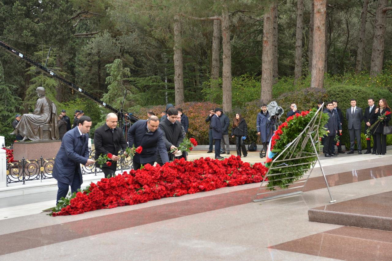 Коллектив Милли Меджлиса почтил память великого лидера Гейдара Алиева в Аллее почетного захоронения