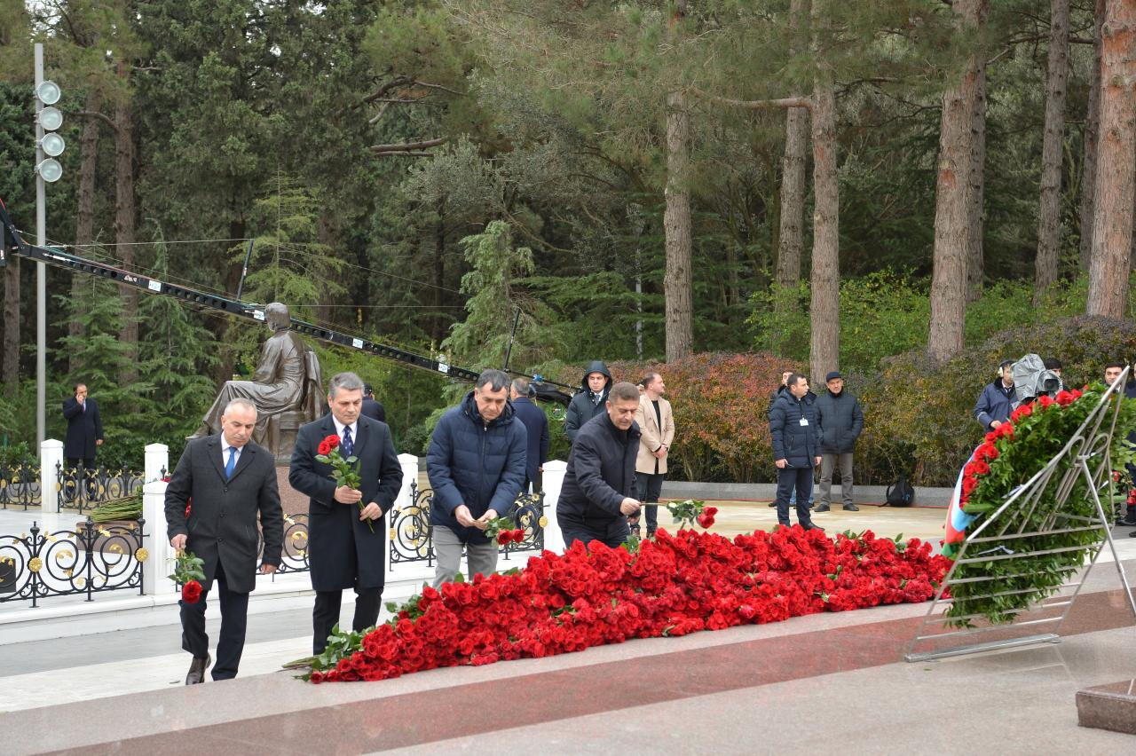 Коллектив Милли Меджлиса почтил память великого лидера Гейдара Алиева в Аллее почетного захоронения