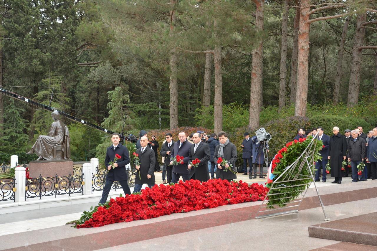 Коллектив Милли Меджлиса почтил память великого лидера Гейдара Алиева в Аллее почетного захоронения